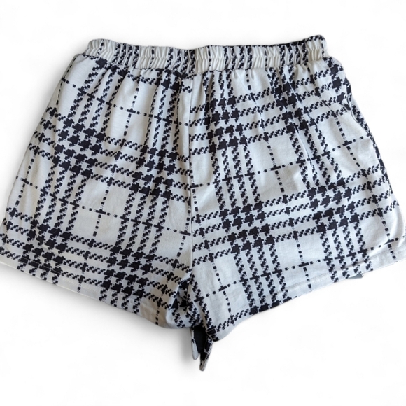 Black and White Elastic Waist Women's Shorts - Picture 2 of 5